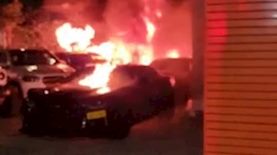 שריפה בסוכנות רכב בהוד השרון, צילום: דוברות כבאות והצלה